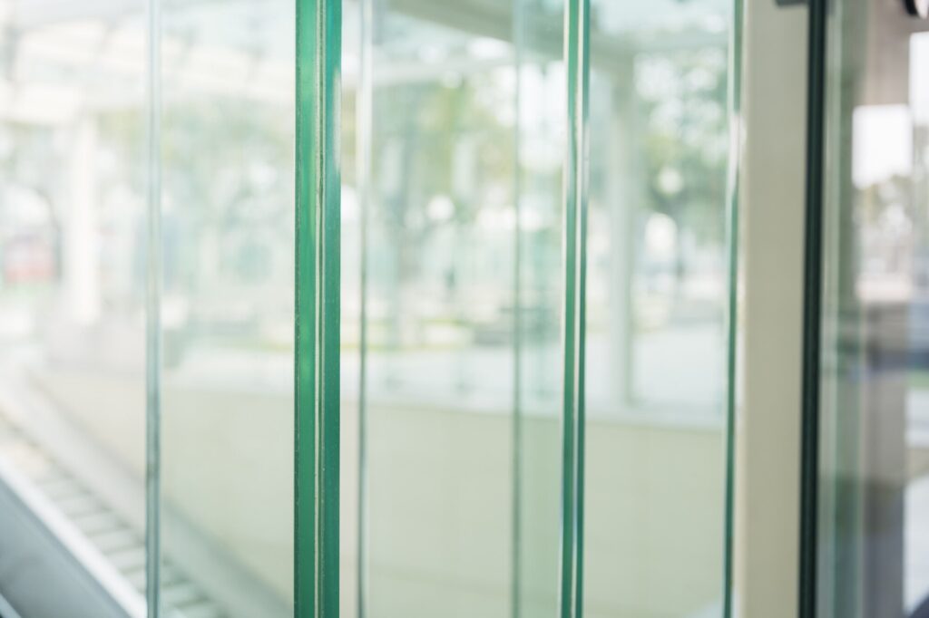 close-up-glass-door_1127-2063